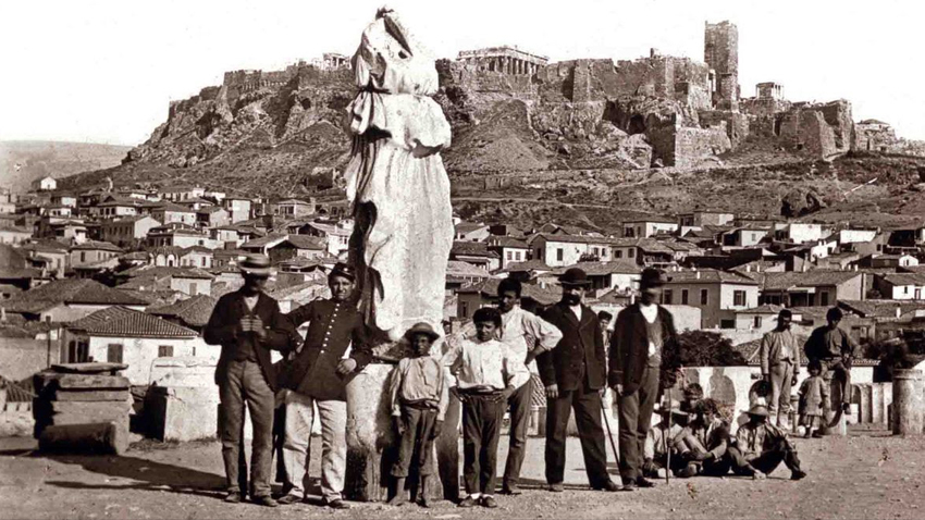 Άνθρωποι στα υπέροχα ερείπια των Αθηνών