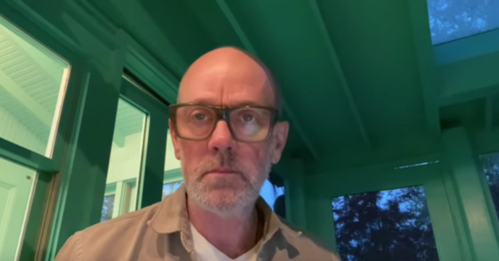 O Michael Stipe (R.E.M.) παρουσιάζει νέο τραγούδι από το σπίτι του!